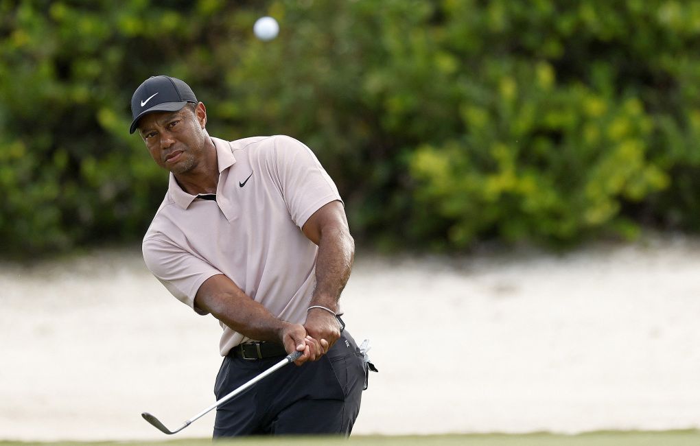 Tiger Woods tái đấu không thuận lợi